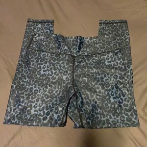 Zyia Stone Leopard Scrunchy Light n Luxe Leggings